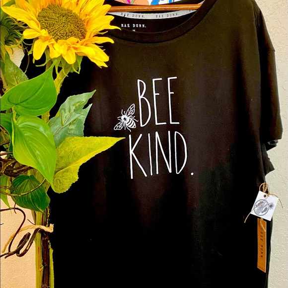 Rae Dunn~Plus Size Poshers Bee Kind T-Shirt - Picture 1 of 3